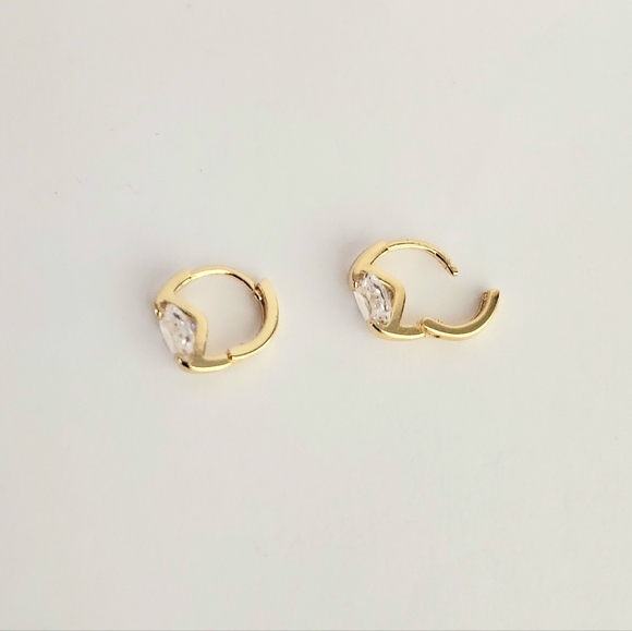 NEW 24KGP Square Cut CZ Tiny Huggie Hoop Earrings 6mm - Picture 3 of 3